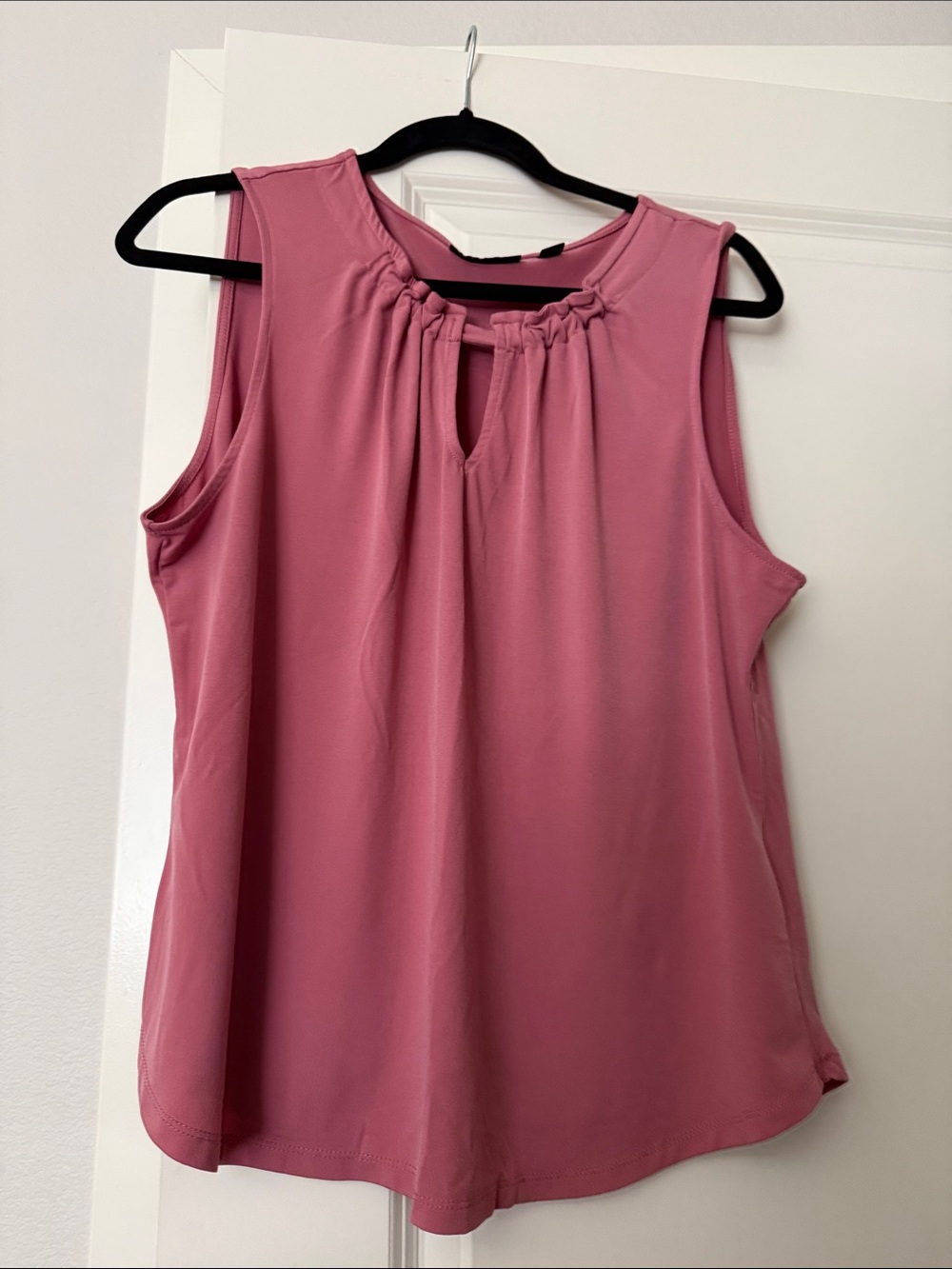 New York & Company Pink Sleeveless Gathered Keyhole Top